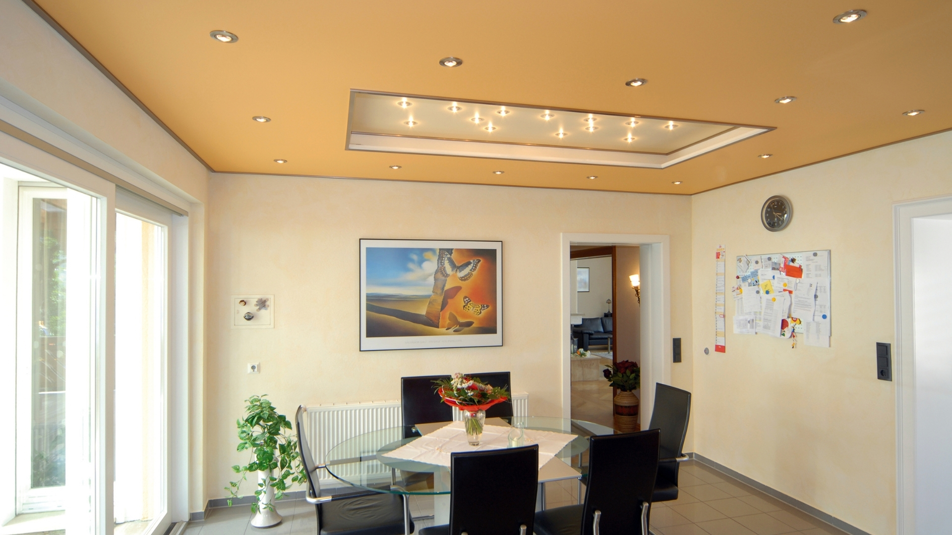 Plafond avec éclairage intégré